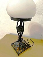 Art deco, kovácsolt vas, korabeli asztali lámpa, savmart tejüveg búrával, porcelán foglalattal