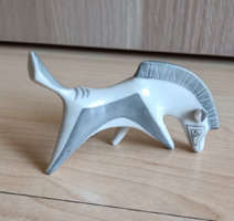 Ritka! Kőbányai porcelán legelésző csikó Veress Miklós tervei alapján