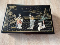 Lakkozott fából készült ékszertartó ládika 32*22*10 cm