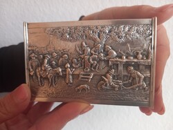 Ezüst gyufatartó plasztikus falusi életképpel