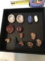 13 db Kerámia gomb 7. db figurális 6 db kabát vagy szövet gomb.Egyben