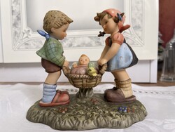 Gyönyörű Hummel-Goebel nagyobb szobor kisfiú kislány babával.