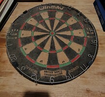 Angol darts tábla nyilakkal