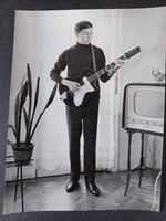 Régi fotó - férfi gitárral - 1960-as évek