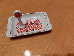 Hollóházi hamutál és pipatömő, porcelán