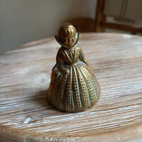 Csodaszép régi réz kisasszony csengő (7x5,2 cm)