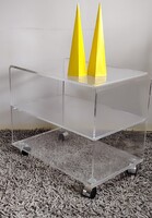1970 Űrkorszaki Lucite plexiglass görgős design asztal ALKUDHATÓ