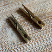 Két szép régi réz ruhacsipesz (8,8x1,6x1 cm)
