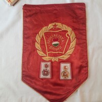 Hímzett selyem "Szocialista brigád" zászló + 2 darab brigádjelvény díszdobozban