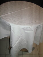 Csodaszép ﻿akantusz levél mintás fehér damaszt terítő