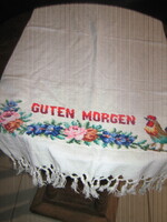 Gyönyörű kakasos és virág mintás fehér törölköző