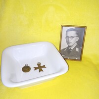4 db termék, ll. Vh. Német katonai, porcelán tál, fénykép, 2 érme/medál