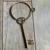 Szép régi réz kulcs, karikával (15,3x5,8 cm)