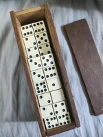 Régi gyermek dominó dobozában