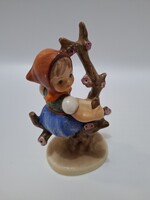 Hummel Goebel porcelán fán ülő kislány figura, 10 cm