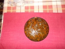 Nőnapi majolika falitál 1974-ből.