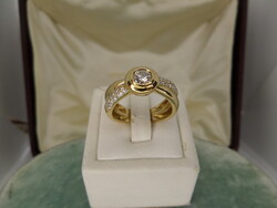 Izgalmas modern arany gyűrű brillekkel 18K