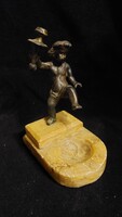 Antik fáklyát tartó bronz putto szobor hamutartó, gyertyatartó