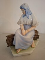 Zsolnay Rőzsén Ülő Nő