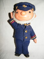 Gumi testű hajós kapitány baba egyenruhában, sapkában, vintage játék