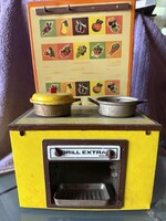 Retro lemez konyha vintage edényekkel és tepsivel.