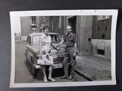 Régi fotó - házaspár a Moszkvicsuk előtt - 1960-as évek
