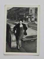 Szász Lula, Szász Endre festőművész negyedik felesége 1966-ban az Andrássy úton