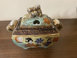 Satsuma japán porcelán fedeles doboz, festett életképpel, oldalán aranyozott elefánt fülekkel.