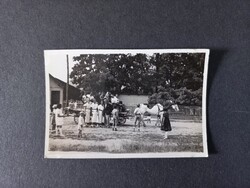 Régi fotó - falusi vidámság, lovaskocsi, zenész a lovaskocsin - 1935