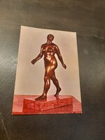 Képeslap Ferenczy Béni: Lépő nő alkotásáról