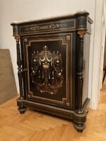 Gyöngyház-réz berakásos, Boulle stílusú, bécsi kisszekrény, márvány fedlappal