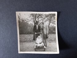 Régi fotó - Fiatal házaspár babakocsis gyermekükkel a Városligetben, 1941-ben
