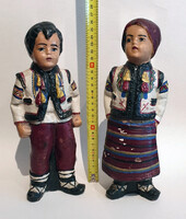 Kézzel festett népi kerámia figurapár kelet-európai népviseletben (26cm)