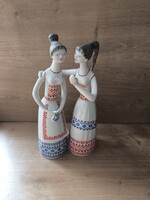 Hollóházi porcelán - pletykálkodó lányok népviseletben