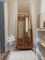 Rattan ruhatartó állvány kosarakkal