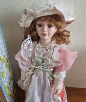 Porcelánbaba dobozban