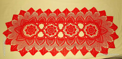 Piros, horgolt csipke terítő. 95x40 cm