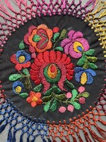 Gyönyörű selyemfonallal hímzett régi matyó kis terítő