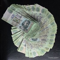 100db papír 200ft egyben!
