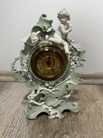 Antik porcelán asztali óra, puttóval és virágdíszítéssel, kézzel festett, működőképes állapotban