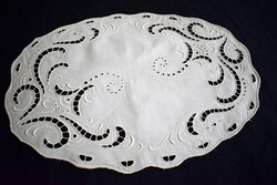 Lyukhímzéssel és hímzéssel díszített terítő , asztalközép , tálca terítő szecesszió 43 x 31 cm