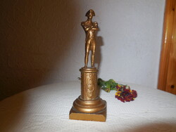 James Cook kapitány  emlékmű , bronzból  12 cm