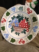 Belapatfalva jelzesu falitanyer, 23 cm átmérőjű, középen szőlővel teli tál, szélén kfl színű szőlő,