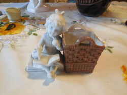 Osztrák  porcelán , puttó mellete ibolya tartóval , 9 x 9 cm