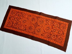 Barna filc anyagon piros rátét mintás futó 65 x 28 cm