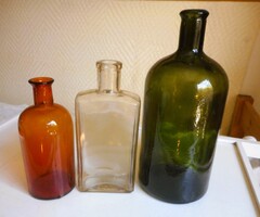 3 db régi gyógyszertári patikaüveg + 1 db. régi orvosi recept (1902)