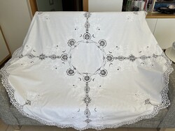 Kézzel hímzett, horgolt csipke  betétes hófehér kerek abrosz, 160 cm átmérő