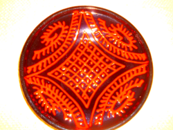 Nagyméretű fekete-piros retro fali tál 29,5 cm