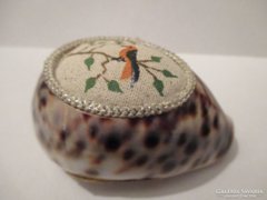 Tűtartó,tűpárna kagyló 7,5 x 5 cm.