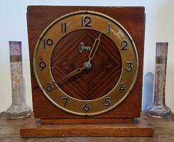 Clockwork mantel, shelf or dresser clock